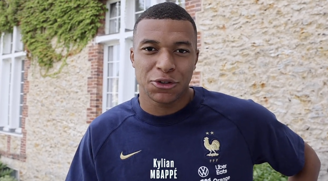 Les Bleus du football envoient un message vibrant au XV de France avant le choc contre la Nouvelle-Zélande Mbappe et les bleus soutiennent XV de france coupe du monde 2023