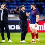 Antoine Dupont (avec Fabien Galthie et Cyril Baille ), demi de mêlée de la France blessée, regarde de la ligne de touche avant le match de la poule A de la Coupe du monde de rugby 2023 entre la France et l’Italie au stade de l’OL à Lyon, dans le sud-est de la France, le 6 octobre 2023.