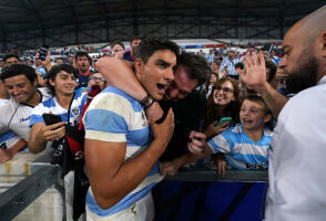L’Argentin Santiago Carreras célèbre avec les fans après le match de quart de finale de la Coupe du monde de rugby 2023 au Stade de Marseille, en France.
