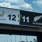 Le score de la finale de la Coupe du monde 2023 affiché au-dessus d'une route de Johannesbourg